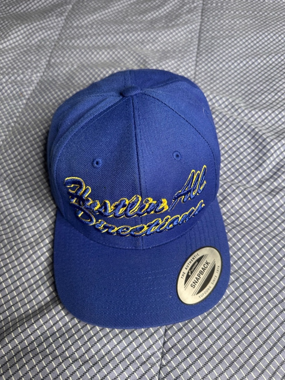 Gorra Snapback Yupoong "Hustle All Directions" - Azul Real y Amarillo.